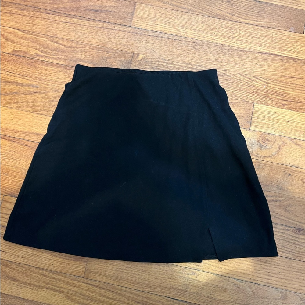 H&M short black skirt with small side slit